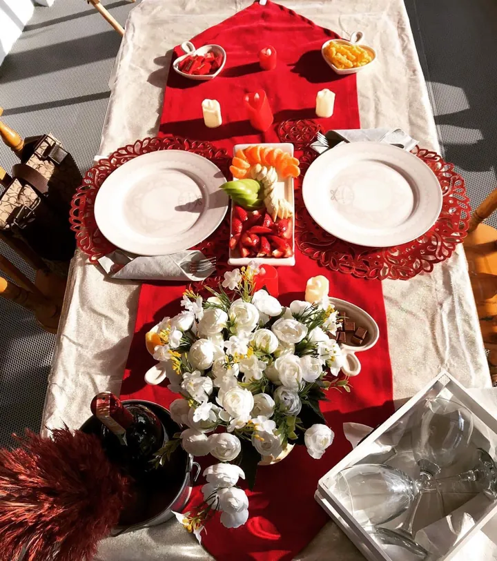 Teknede hazırlanmış romantik akşam yemeği masası