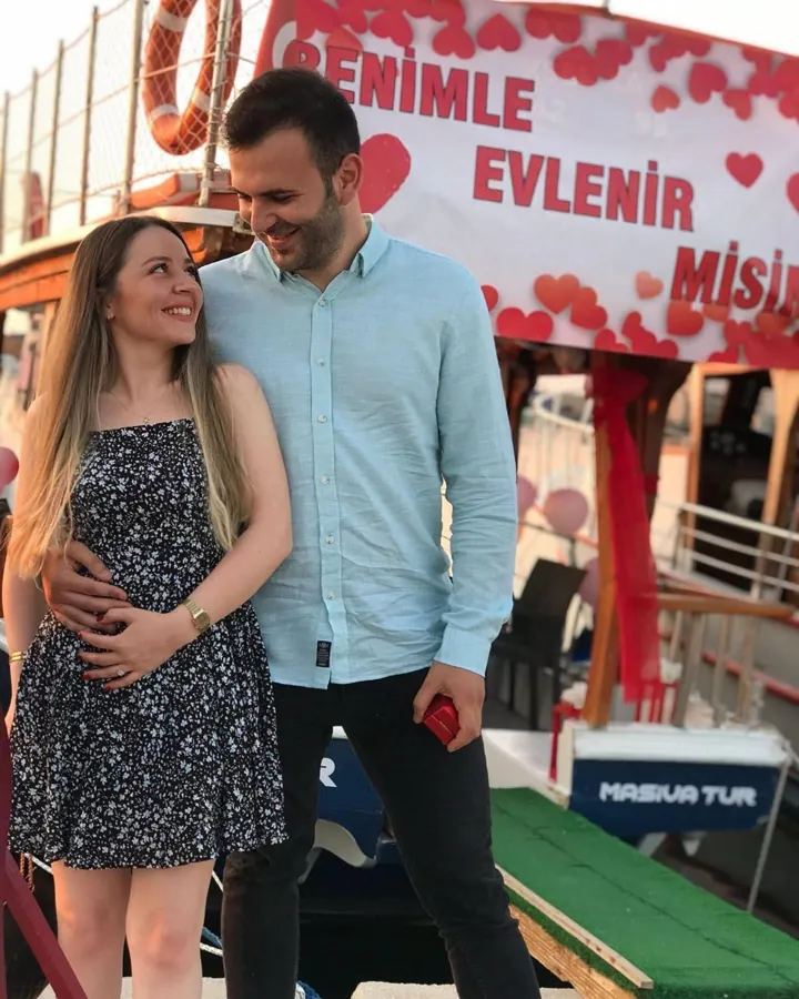 Benimle evlenir misin pankartı önünde çift