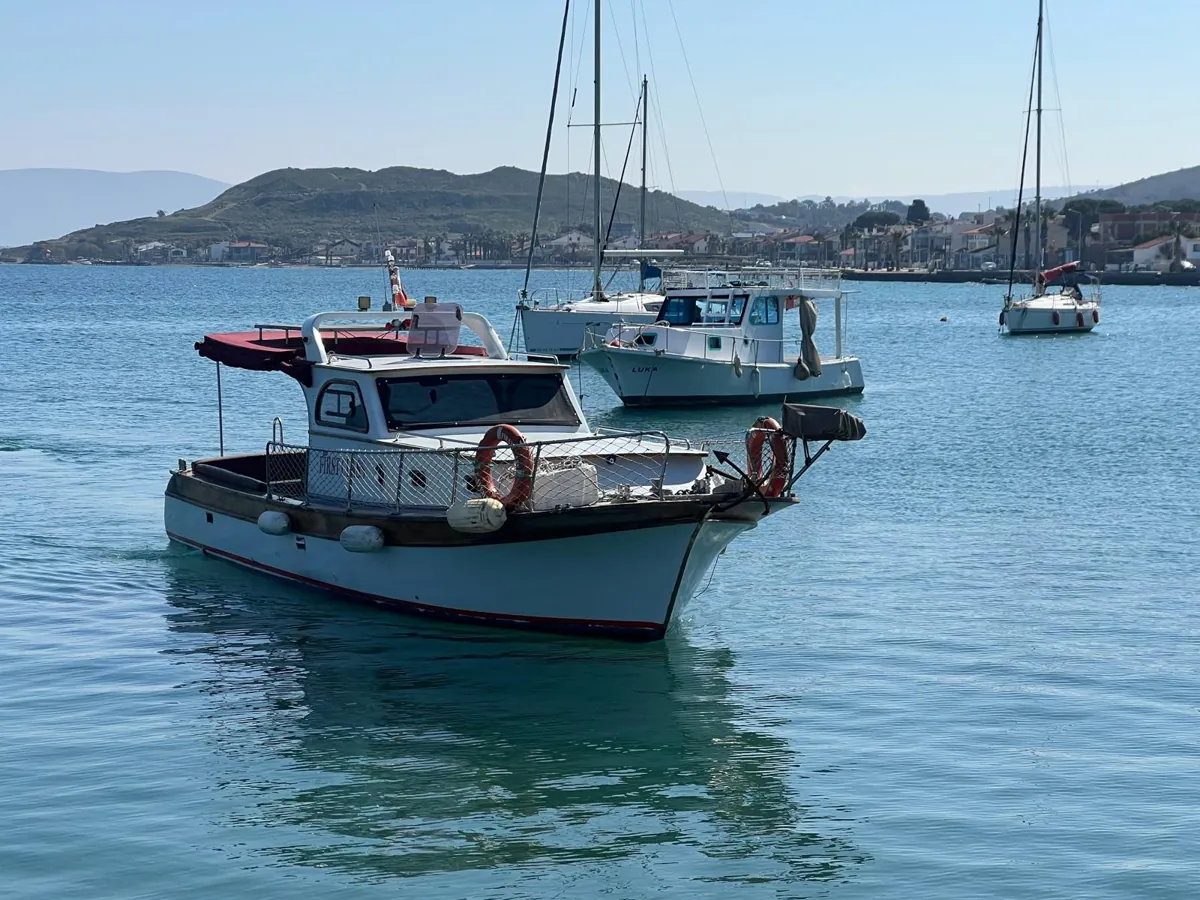 Tekne, arkada yelkenliler ve tepe