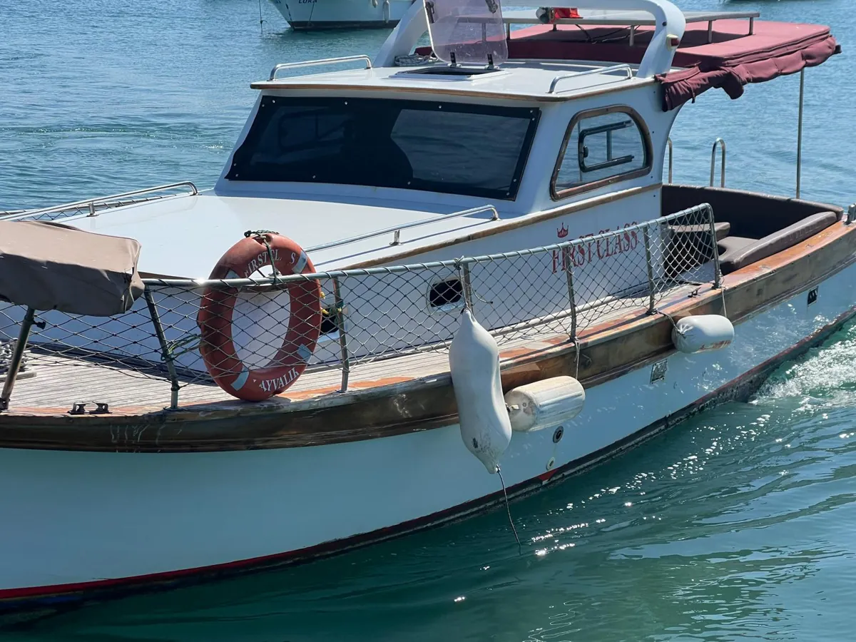 Urla açıklarında seyir hâlindeki tur teknesi